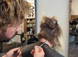 Le Coiffage, en tant que coiffeur spécialisé en coupe sur cheveux secs. Je m'efforce de créer des looks qui respectent le mouvement naturel de vos cheveux et mettent en valeur vos caractéristiques uniques.