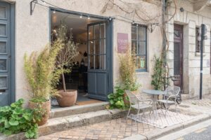 Le salon de coiffure Tanbe, situé à Bordeaux. Découvrez un concept éco-responsable qui allie style et engagement envers l'environnement.